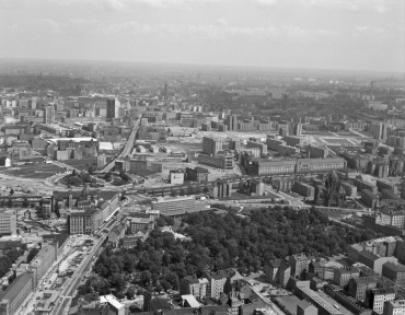 Luftaufnahme, Blick von Süden über Kreuzberg vom Mehringplatz Richtung Karl-Marx-Allee