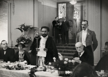 Der Kaiser von Abessinien, Haile Selassie, bei einem zu seinen Ehren veranstalteten Essen während der Zeit seines Exils in London