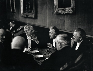 Britische Politiker in Berlin. Premierminister Ramsay MacDonald im Gespräch mit Albert Einstein