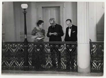Lausanner Abrüstungskonferenz. Der britische Premierminister Ramsay Macdonald mit seiner Tochter und seinem Privatsekretär im Hotel Beau Rivage