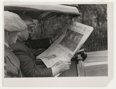 Chauffeure lesen den Sunday Dispatch, in dem zum ersten Mal Fotografien vom obersten englischen Gerichtshof, während einer Verhandlung aufgenommen von Erich Salomon, veröffentlicht wurden