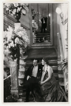 Mr. des Tombe und Baroness Heemstra auf einem Treppenabsatz im Hotel Des Indes in Den Haag, in der Spiegelung der Fotograf Dr. Erich Salomon