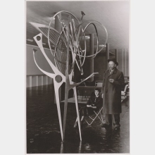 Ohne Titel (Hans und Hildegard Uhlmann vor Skulptur Concerto in der Hochschule der Musik, Berlin 1954)
