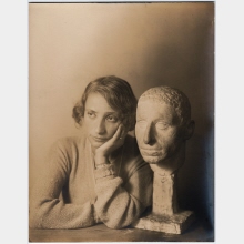 Ohne Titel (Frida Langer mit Porträt-Büste Benno Berneis von August Gaul)