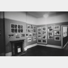 Ausstellungsraum der Royal Photographic Society in London mit Bildern von Erich Salomon