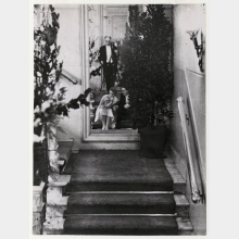 Ein charmantes Paar auf dem Treppenabsatz im Hotel Des Indes in Den Haag, in der Spiegelung der Fotograf Dr. Erich Salomon