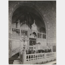 Blick auf den Toraschrein der Synagoge. Aron und Birma zu einer Einheit zusammengefasst. Über der Birma ist das Predigtpult zu sehen