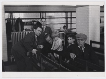 Ellis Island, New York, Männer und Kinder im Tagesraum