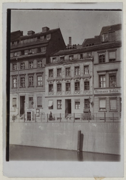 Ohne Titel (An der Friedrichsgracht 36/35/34, zwischen Grün- und Gertraudtenstraße, Hausnummer 34: Hermann Zehle, Sattlermeister)