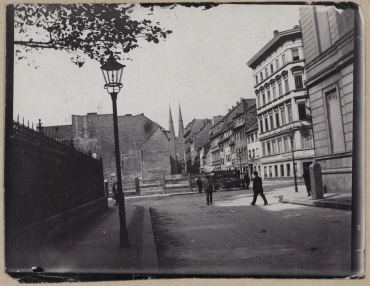 Ohne Titel (Parochialstraße, Richtung Westen mit Blick auf die Nicolaikirchtürme - Baubeginn des Stadthauses)
