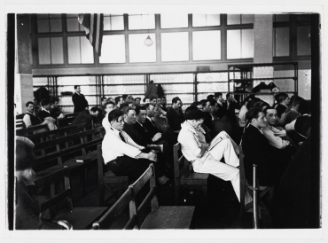 Gottesdienst für die Einwanderer im großen Saal auf Ellis Island, New York