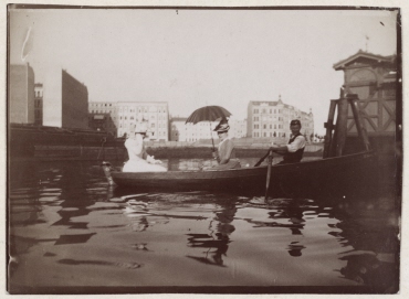 Ohne Titel (Lagerschuppen am Wasser, zwei Frauen in einem Ruderboot)
