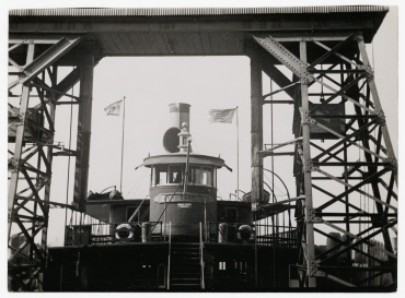 Blick auf den Schornstein und das Steuerhaus der Fähre nach Ellis Island, New York