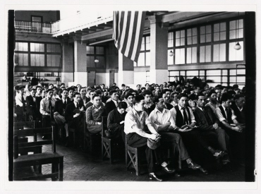 Gottesdienst für die Einwanderer im großen Saal auf Ellis Island, New York