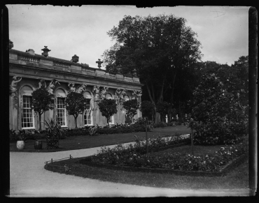 Ohne Titel (Orangerie in Sanssouci mit Park)