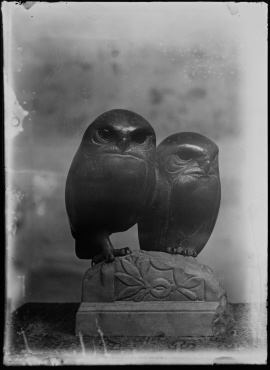 Ohne Titel (Im Atelier von August Gaul: Bronzeskulptur, zwei Eulen auf Stein sitzend)