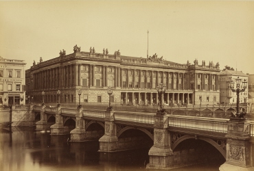 Friedrichsbrücke und Börse, von der Nationalgalerie aus gesehen
