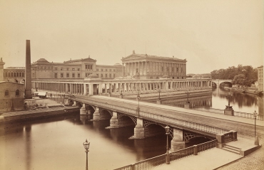 Blick von der Brücke nach der Nationalgalerie
