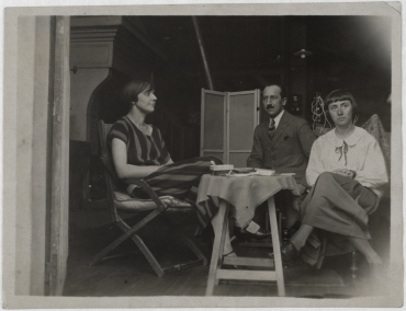 Ohne Titel (Hannah Höch (rechts), Piet Mondrian (Mitte) und Nelly van Doesburg (links) im Atelier von Doesburg)
